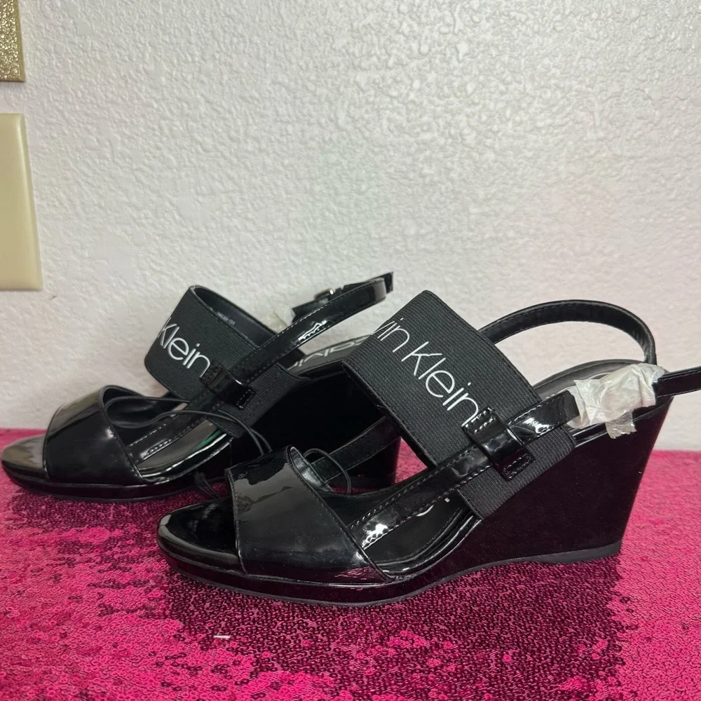NEW 🖤 CALVIN KLEIN Black Patent Logo Elastic Wedge Sandals (Women’s Size 8) - Picture 3 of 13